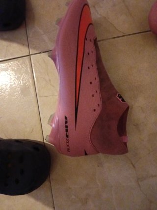 Botas de fútbol Nike rosas y naranjas
