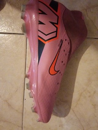 Botas de fútbol Nike rosas y naranjas