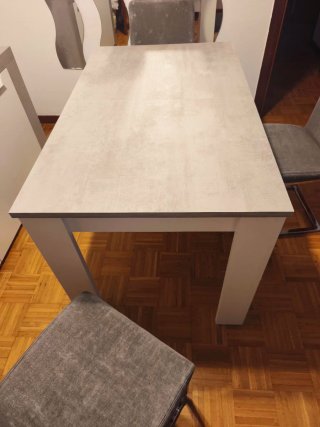 Mesa de comedor gris cemento y blanca