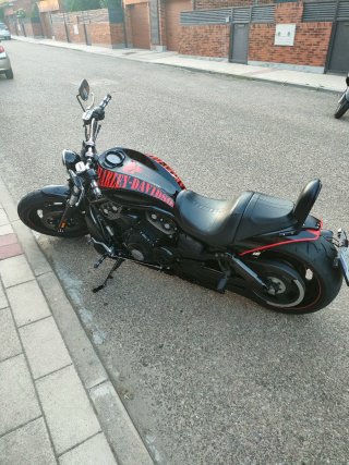 Harley-Davidson V-Rod Negra y Roja