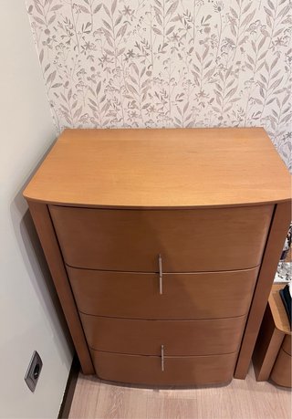 Cómoda de madera con 4 cajones