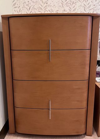 Cómoda de madera con 4 cajones