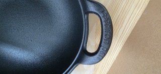Wok de hierro fundido negro