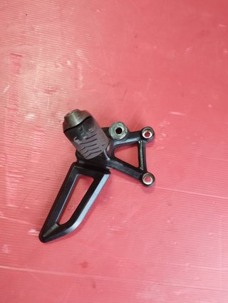 PEDANA ANTERIORE SINISTRA APRILIA TUONO 125 2025