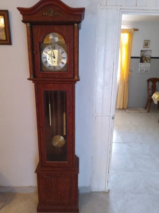 Reloj de pie antiguo con música