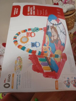 Gimnasio infantil educativo con piano