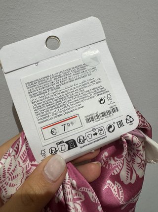 Pañuelo Stradivarius floral rosa y blanco