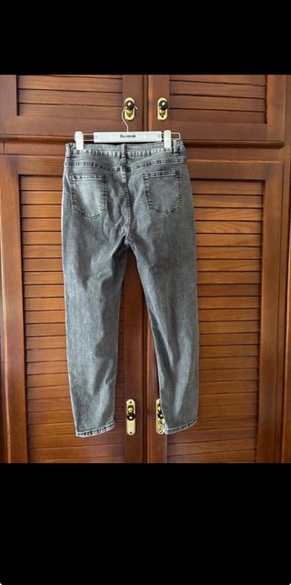 Pantalón vaquero gris desgastado