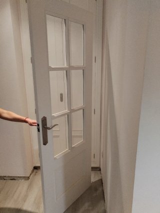 Puerta madera maciza blanca cristalera