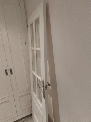 Puerta madera maciza blanca cristalera