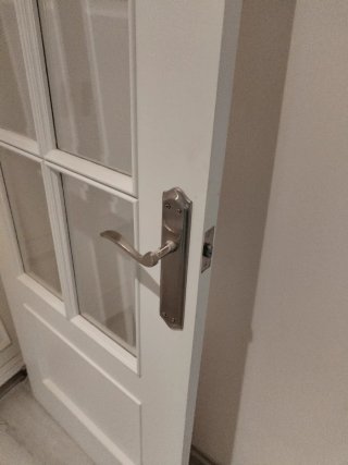 Puerta madera maciza blanca cristalera