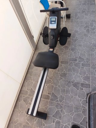 Máquina de remo negra