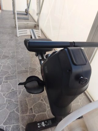 Máquina de remo negra