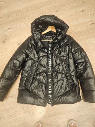 Anorak negro con capucha