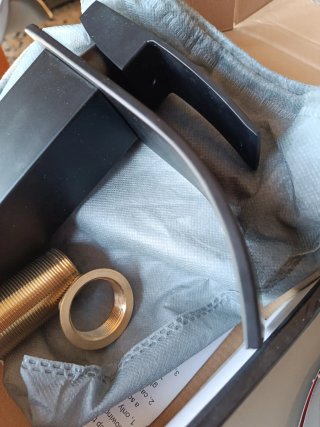 Rubinetto cascata bagno nero metallo
