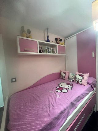 Dormitorio juvenil rosa y blanco Dos camas