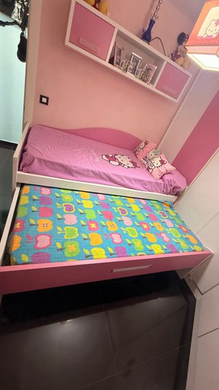Dormitorio juvenil rosa y blanco Dos camas