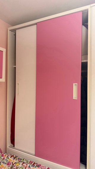 Dormitorio juvenil rosa y blanco Dos camas