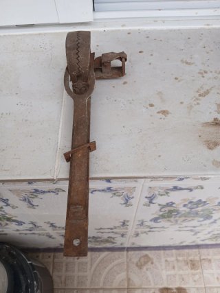 Pieza antigua de metal