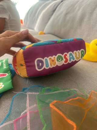 Caja de pañuelos de bebé con dinosaurios