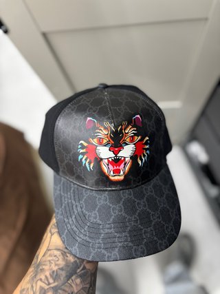 Gorra Gucci Negra con Diseño de Tigre Multicolor