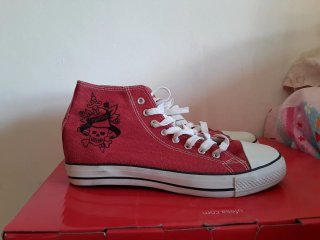 Zapatillas Converse rojas con calavera
