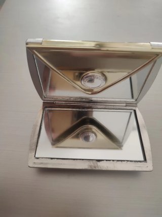 Espejo de bolso plateado y dorado