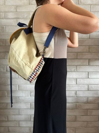 Mochila amplia efecto lavado con bolsillo exterior