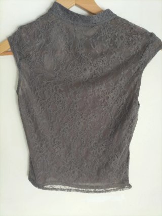 Blusa de encaje marrón talla M