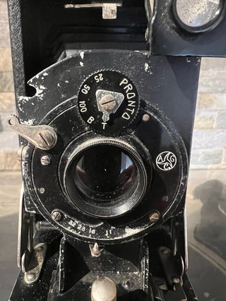 Fotocamera d'epoca in pelle nera