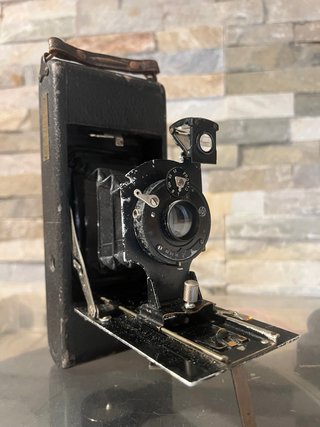 Fotocamera d'epoca in pelle nera