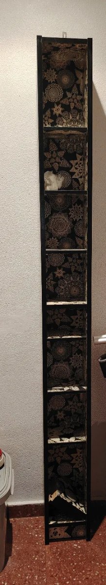 Estantería alta decorada