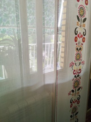 Estores blancos con estampado floral