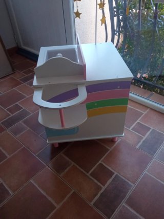 Mueble de madera para bebé: bañera, cuna y armario