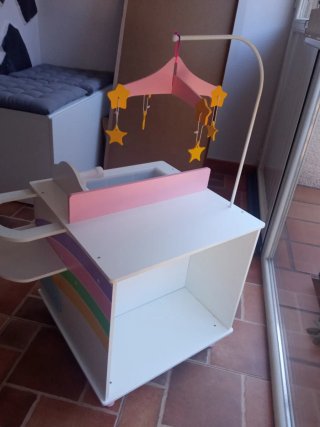 Mueble de madera para bebé: bañera, cuna y armario