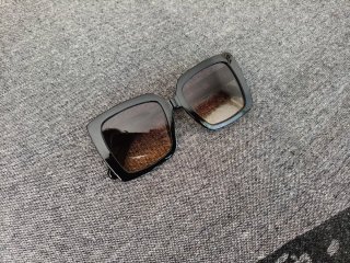 Gafas de sol cuadradas negras y marrones