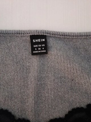 Camiseta SHEIN gris y negra Talla XS