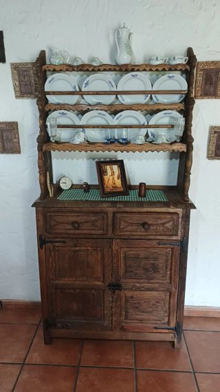 Alacena de madera rústica