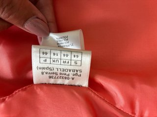 Traje de chaqueta y falda rosa