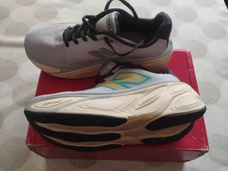 New Balance Fresh Foam More v5 Hombre Gris