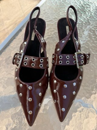 Mules con tachuelas plateadas