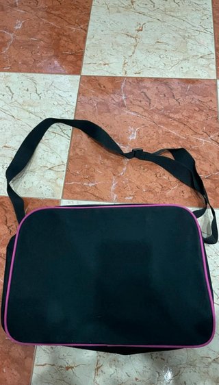 Bandolera negra con ribete rosa