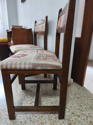 Conjunto de sillas de madera con tapizado multicol