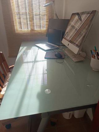 Mesa de estudio cristal y acero. Altura regulable