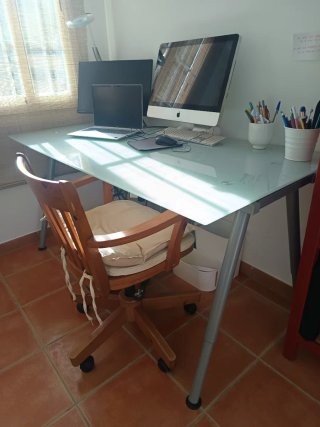 Mesa de estudio cristal y acero. Altura regulable