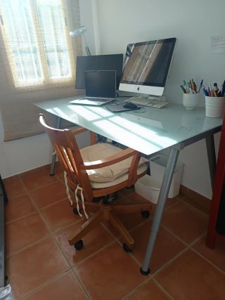 Mesa de estudio cristal y acero. Altura regulable