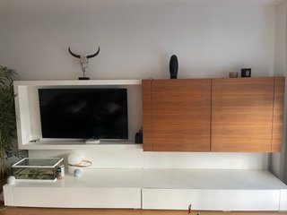 Mueble de salón modular blanco y madera