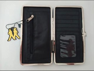 Cartera de mano negra efecto piel