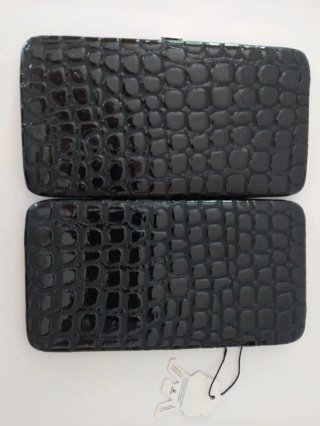 Cartera de mano negra efecto piel