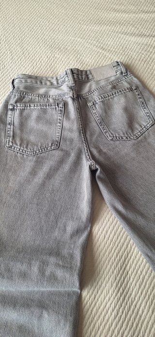 Pantalón vaquero gris desgastado